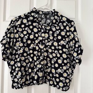 Hot Topic Black Daisy & Skull Cropped Button-Down Shirt